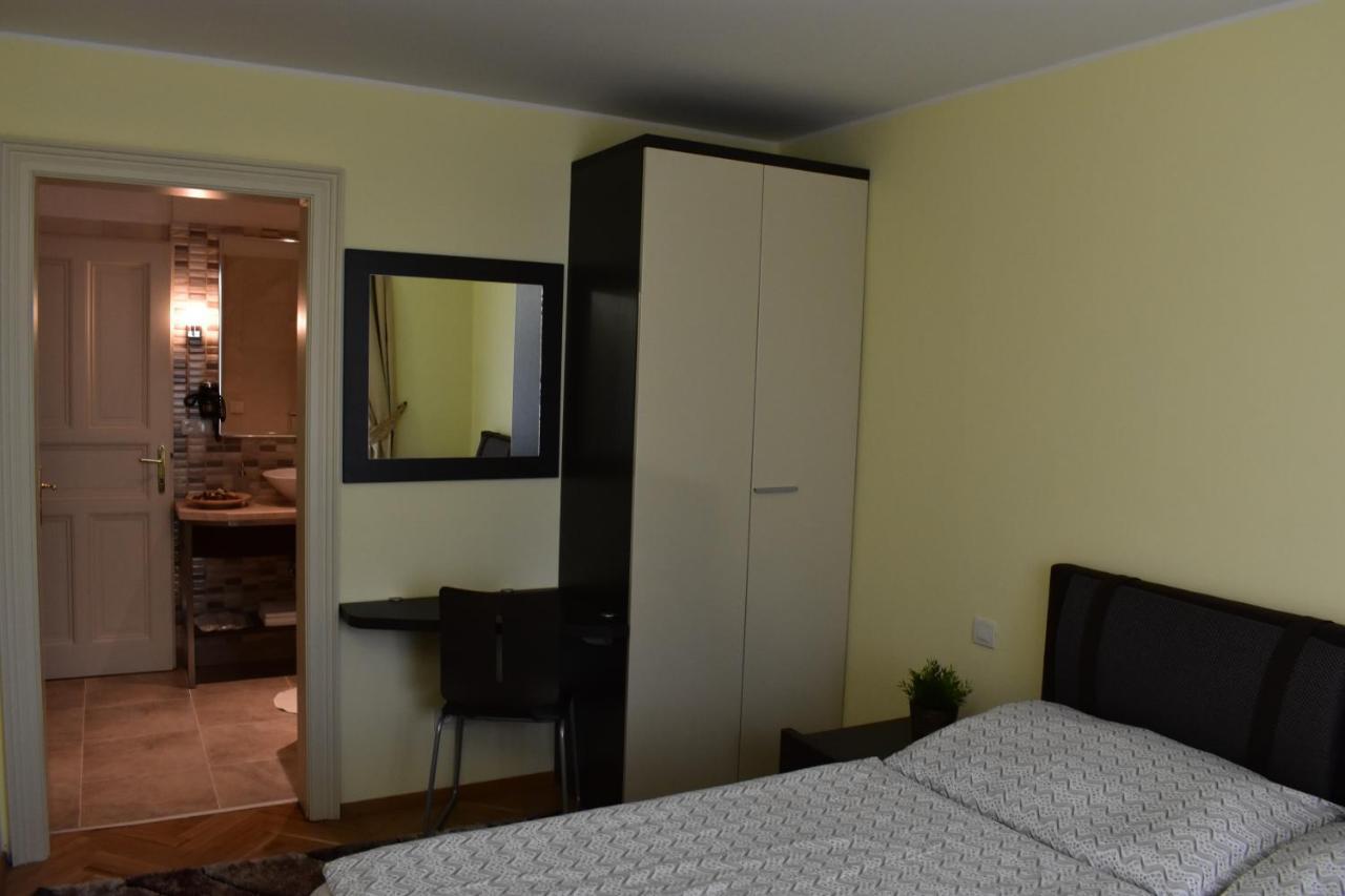 Apartment Vikroria - Halkova 5 Прага Экстерьер фото