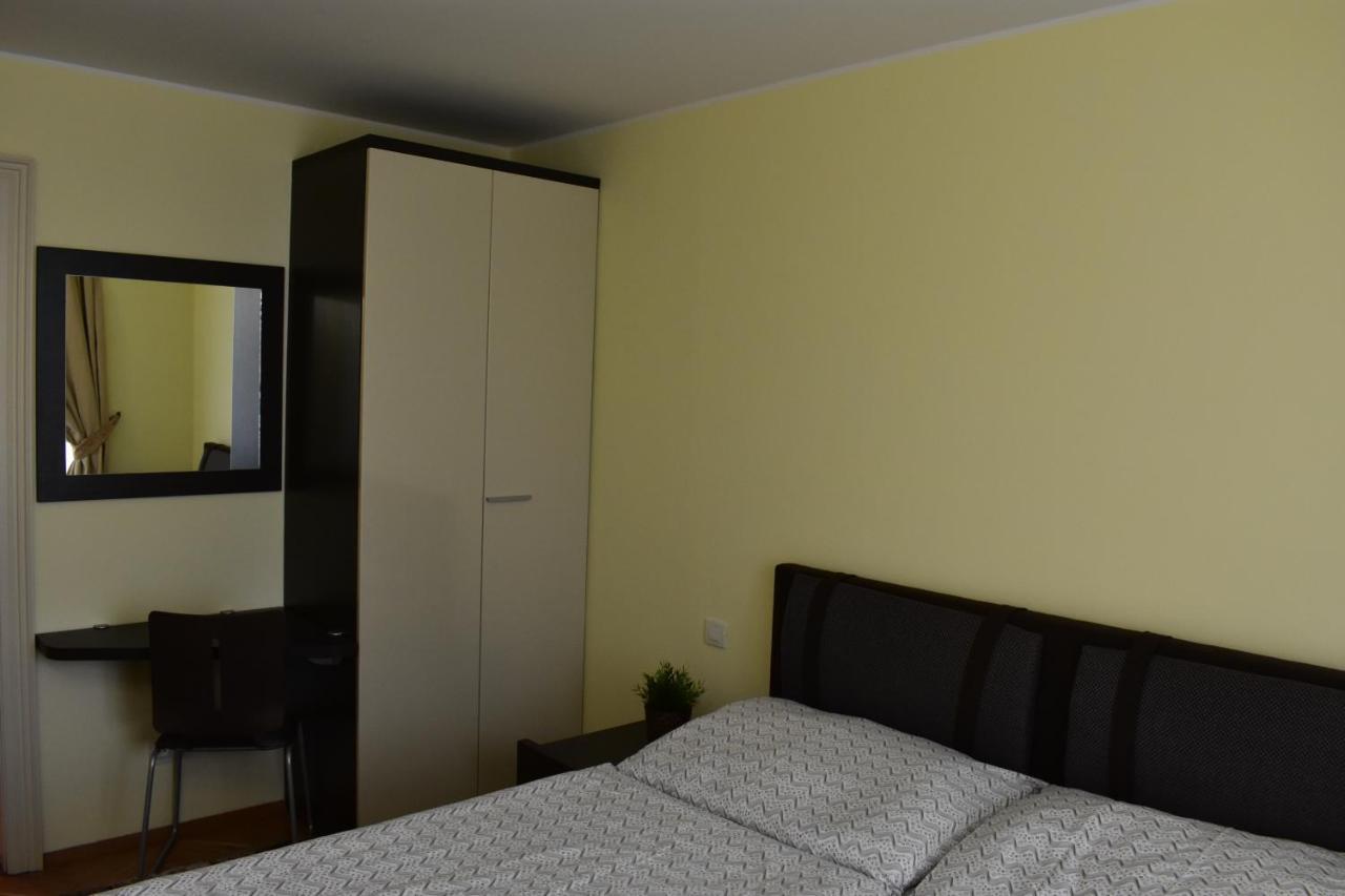 Apartment Vikroria - Halkova 5 Прага Экстерьер фото